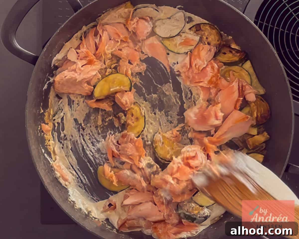 Pan with salmon, zucchini and cream sauce